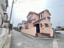 閑静な住宅地で、小さなお子様がいるご家族にも安心。
