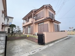 マイカースペースを１台分確保。現地で車幅と共にご確認ください。
