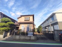 駐車が苦手な方にも嬉しい、前面６ｍ道路に面した住まい。
