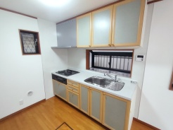 手を伸ばせばそこに収納が。安定した使用感の吊戸棚つきのキッチン空間。
