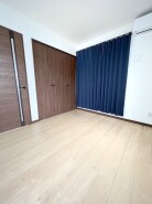 こちらの洋室は誰にも使いやすいサイズ感、6帖です。
