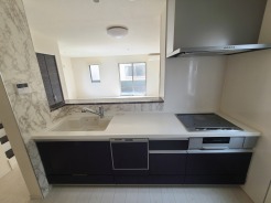 生活空間を優しく照らす、落ち着いた雰囲気のキッチン。