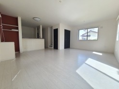 広々とした空間に、穏やかな光が満ちる心地よさ