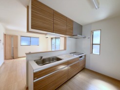 カウンターからはリビングが広く見渡せ、ご家族とのコミュニケーションも弾みます。
