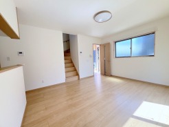 リビングに自然と人が集まるリビングイン階段採用プラン。
