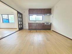 木目の落ち着いた色合いと白壁が調和し、日々の暮らしに心地よいゆとりをもたらす穏やかな空間です。
