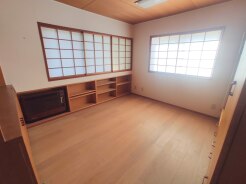 木の温もりを感じる、静かで落ち着いた雰囲気。
