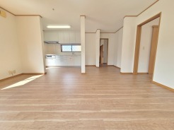 木の温もりを感じる、広々とした空間が広がります。