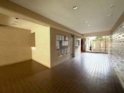 管理室と清掃されたロビーがお出迎え