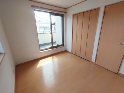 太陽の恵みを感じる、温もりと明るさにあふれたお部屋。
