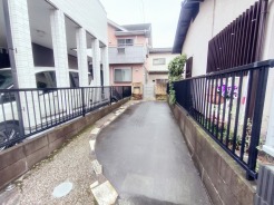 セカンドカーにも便利、駐車2台可の敷地。
