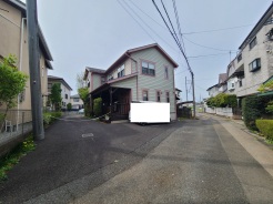 穏やかな街並みに溶け込む、心地よい暮らしを予感させる住まい。