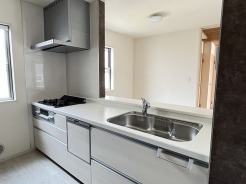 リビングで遊ぶお子様を見守りながらお料理ができる、対面キッチン。
