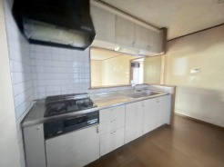 手を伸ばせばそこに収納が。安定した使用感の吊戸棚つきのキッチン空間。
