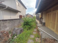 広々とした南庭は、太陽の下のリビングかもしれません。
