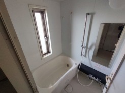 浴室は湿気がたまりやすく、換気扇だけでは心配。窓をあければお風呂がカラっと乾きます。
