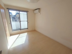 こちらの洋室は誰にも使いやすいサイズ感、６帖です。
