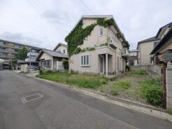 車通りの少ない閑静な住宅地、のびのびした子育てに適します。
