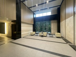 管理人さんがメンテナンスしてくれるエントランス。
