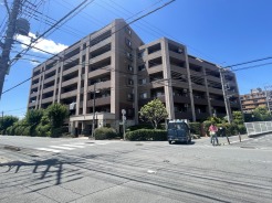 落ち着いた色味と整ったフォルムが街並みに美しく調和しています。
