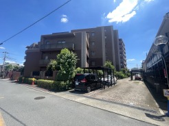 最寄り駅まで徒歩7分の近さ。 忙しい朝が助かる立地、 暮らしにゆとりが生まれます。