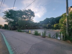 住民の方が主に利用する交通量少なめの道路に面してます。
