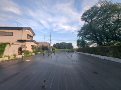 車通りの少ない閑静な住宅地、のびのびした子育てに適します。
