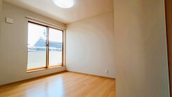 今からここを誰のお部屋にしようか、そんな洋室。大きさは５.４帖です。
