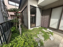 小さなお庭はメンテナンスが楽でちょうど良いかも知れませんね。
