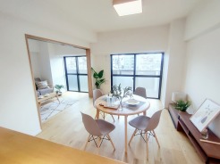 開放的なこの空間がお客様をお出迎えします。朝から日差しいっぱい、 早起きしたくなるＬＤＫ。
