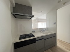 女性は特に気になるキッチン部分。今回、リフォームしました。
