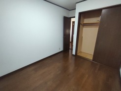 こちらの洋室は誰にも使いやすいサイズ感