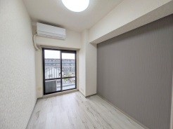 ベースカラーと異なった配色の壁紙を使用。ちょっとお部屋の雰囲気が変わります。
