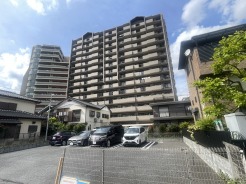 落ち着いた色味と整ったフォルムが街並みに美しく調和しています。
