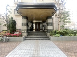 最寄り駅まで徒歩5分の近さ。 忙しい朝が助かる立地、 暮らしにゆとりが生まれます。
