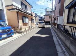 幅員こそやや狭くても、その分交通量が少なくて安心。
