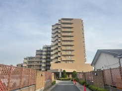 落ち着いた色味と整ったフォルムが街並みに美しく調和しています。
