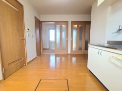温かみのある木目の建具が並び、室内全体に穏やかで落ち着いた空気が流れる住空間です。