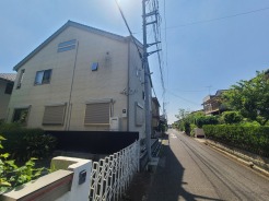 穏やかな時間が流れる住宅街に佇み、日々の暮らしに心地よい落ち着きをもたらす住まいです。