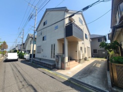 落ち着いた住宅街に馴染む、清潔感のある外観が日々の暮らしに穏やかな安らぎをもたらします。