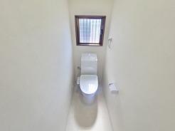 白を基調とした清潔感のある空間が、日々の暮らしに心地よい静けさと安らぎをもたらします。
