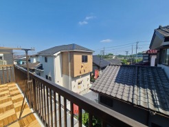 空を広く見渡せる開放的な場所で、心地よい風を感じながら穏やかな時間を過ごせます。
