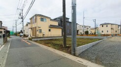 幅員の狭い道ですが、車通りの少ない住宅街に立地してます。
