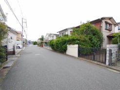 駐車が苦手な方にも嬉しい、前面６ｍ道路に面した住まい。
