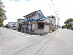 風通し・日当たりに優れる角地。開放感をお楽しみください。
