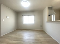 淡い色調で統一された室内は、無駄のないシンプルな佇まいが心地よく、日々の暮らしに穏やかな広がりと調和をもたらしてくれます
