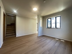 余白を活かしたミニマルな内装が、住まう人の暮らしに静かな安らぎをもたらし、落ち着きある日常を育むための心地よい空間として穏やかな調和を醸し出しています
