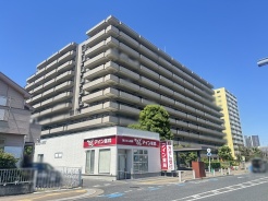 落ち着いた色味と整ったフォルムが街並みに美しく調和しています。
