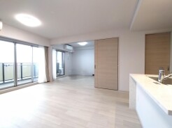 無駄のないシンプルな空間が広がり、暮らしに馴染む穏やかな調和とゆとりを感じさせてくれます。
