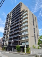 洗練された佇まいと重厚感のあるフォルムが、街並みに落ち着きと確かな存在感を添えています。